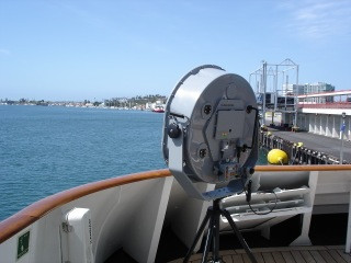 Chiếc loa được tặng cho cảnh sát biển Việt có tên là LRAD 1000Xi, hay còn được gọi là thiết bị phát sóng và âm thanh tầm xa có khả năng phát ra âm thanh rõ ràng trong cự ly tối đa là 3.000m. Nếu cảm nhận âm thanh, nó tương đối hãi hùng.