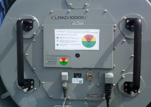 LRAD mẫu 1000Xi gồm có một loa phát thanh dạng tròn (ứng dụng quốc phòng) với kích thước 90 cm, độ dày là 32 cm và cân nặng 40 kg.