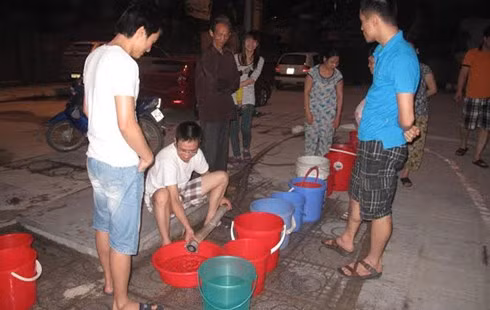 Từ sai sót trong hợp đồng cung cấp nước giữa 2 bên đã khiến hàng vạn cư dân phải lâm vào cảnh thường xuyên mất nước, phải đi xách từng xô nước như thế này.
