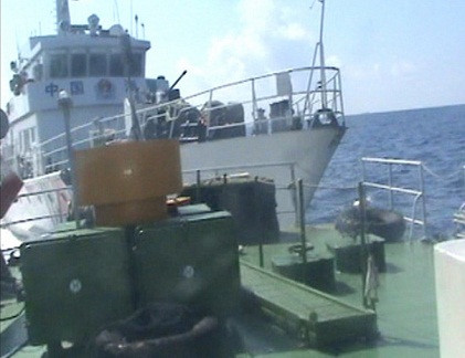 Tàu hải cảnh Trung Quốc sẵn sàng đâm vào tàu Cảnh sát biển Việt Nam - Ảnh: Cảnh sát biển VN cung cấp.