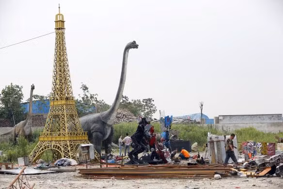 Khu vực của những robot đại chiến còn có cả khủng long, tháp Eiffel.