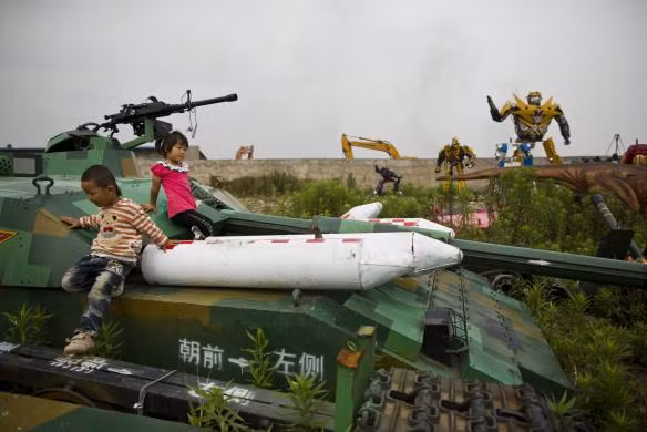 Những bản sao robot đại chiến khổng lồ gây choáng ngợp vùng đất rộng ở ngoại ô Thượng Hải, Trung Quốc. Rất nhiều trẻ em hào hứng khám phá chúng.