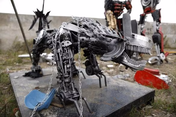 Hình dáng lắp ghép từ nhiều que sắt sắc nhọn của một con robot.