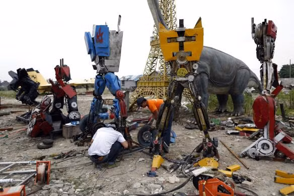 Đại gia đình robot này hứa hẹn sẽ thu hút đông đảo khách thăm quan là những tín đồ của bộ phim nổi tiếng Transformers đến xem.