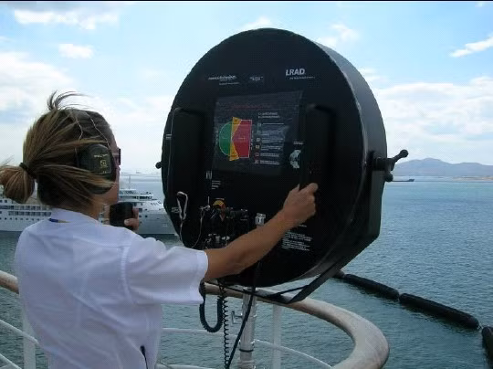 Loa LRAD 1000Xi có thể thao tác bằng tay để tạo ra cảnh báo và âm thanh ở khoảng cách xa, tạo ra những âm thanh tuyên truyền mạnh mẽ với vùng bảo vệ an toàn rộng.