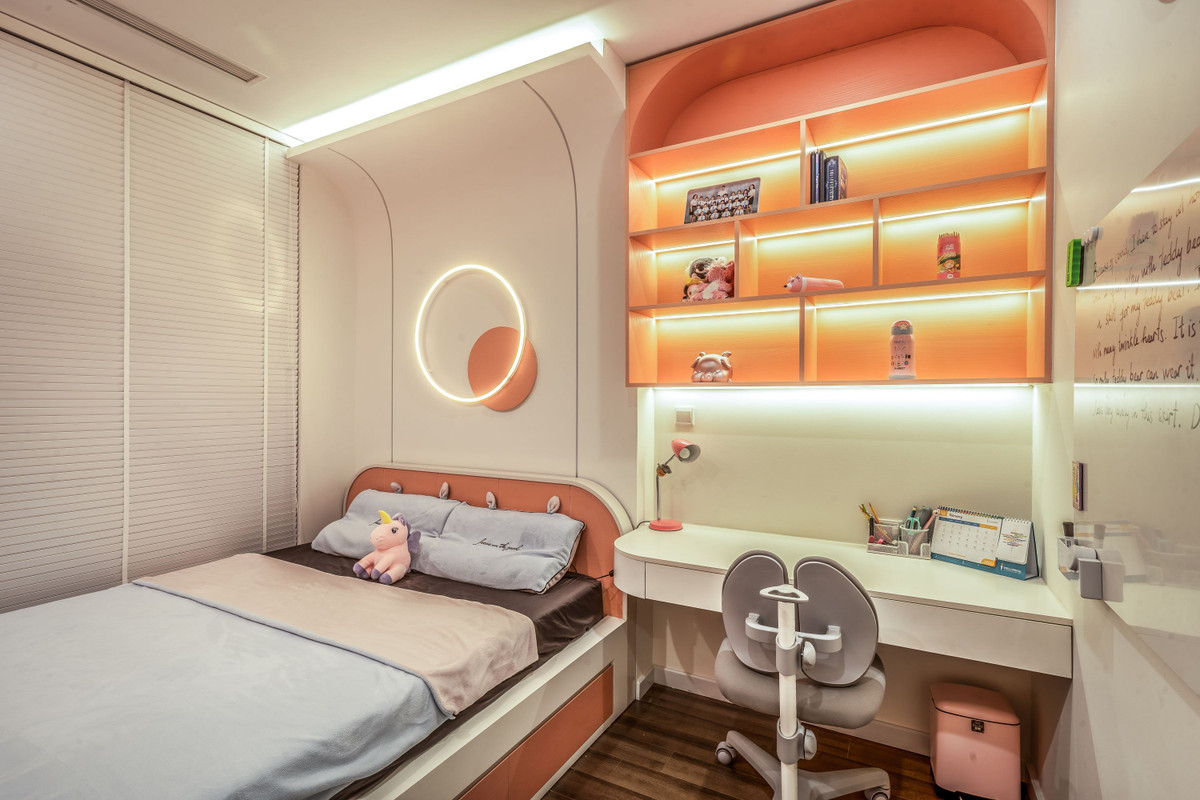 Phòng ngủ của bé sử dụng gam màu tươi sáng, hai phòng còn lại mang những gam màu trung tính.