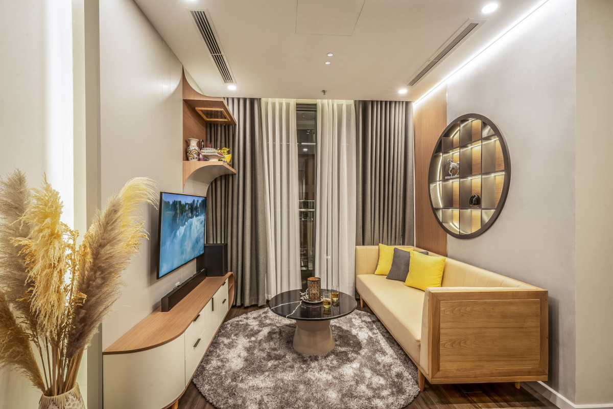 Diện tích phòng khách nhỏ, do đó sự gọn gàng và tối giản được ưu tiên. Phòng khách được bài trí những món đồ nội thất nhỏ gọn, đủ không gian để các thành viên có thể quây quần sinh hoạt giải trí cùng nhau.