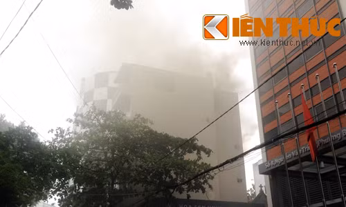 Khói bốc lên nghi ngút từ ngôi nhà nghỉ phát nổ. Ảnh: Vũ Sơn.