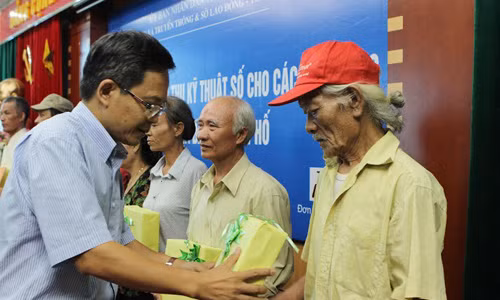 Ông Trần Đăng Tuấn – Phó Chủ tịch HĐQT An Viên Group trao tặng đầu thu kỹ thuật số cho các hộ nghèo.