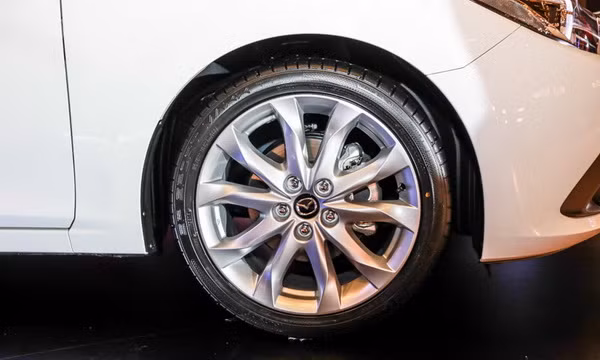 Mâm đúc 18" cho bản 2.0 Sedan, trong khi 2 bản 1.5 sử dụng mâm 16"