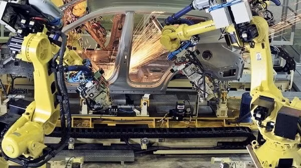 Phân xưởng hàn chính có 6 chiếc Robot hàn tự động do Hyundai Hàn Quốc cung cấp.