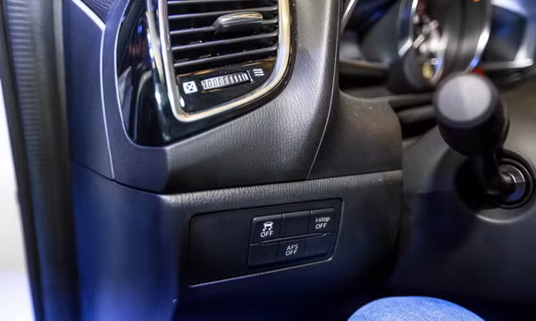 Xe có ESP, hệ thống bật/ tắt động cơ tự động, đèn pha tự điều chỉnh góc chiếu