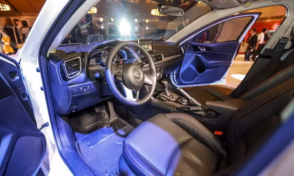 Khoang lái rộng rãi hơn đời trước