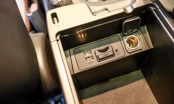 Trong khu vực hộc để tay giữa hai ghế trước là 2 cổng kết nối USB, AUX và đọc thẻ SD
