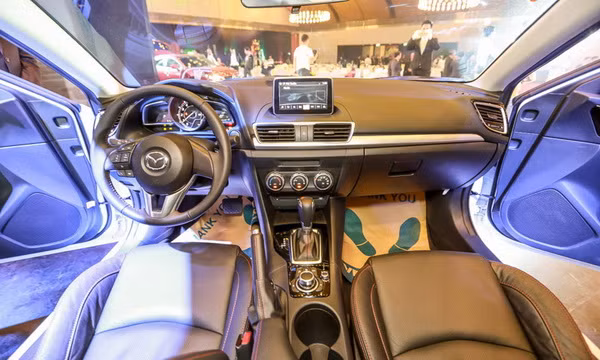 Nội thất thiết kế khá đơn giản với khá ít nút bấm ở trung tâm