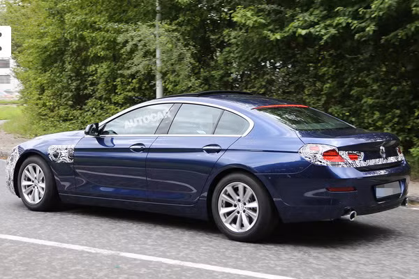 Tới lượt phiên bản xanh khoe mình.