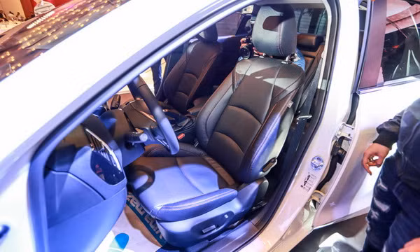 Ghế lái thiết kế đẹp, thể thao và ôm lưng