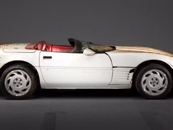 Chiếc convertible ra đời năm 1992 này là một trong 8 siêu xe 4 bánh còn sống sót