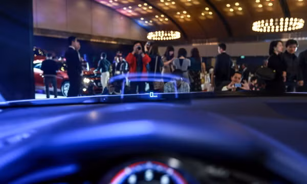 Trên phiên bản 2.0 sedan còn có Head Up Display, hiển thị tốc độ ngay trước mắt tài xế