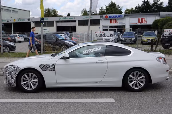 Siêu xe nhìn từ mặt bên.