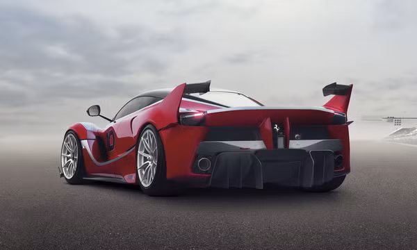 Hệ thống dẫn lái bằng điện giống y chang phiên bản HY-KERS 2 mô-tơ điện nằm trên LaFerrari nhưng được và được tối ưu hóa hiệu năng cho hợp thời.