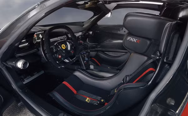 Hộp số ly hợp kép 7 cấp cũng được tích hợp trong xe. Chỉ có hơn chục chiếc FXX K được sản xuất trong khi đã có 499 chiếc LaFerrari được ra lò.