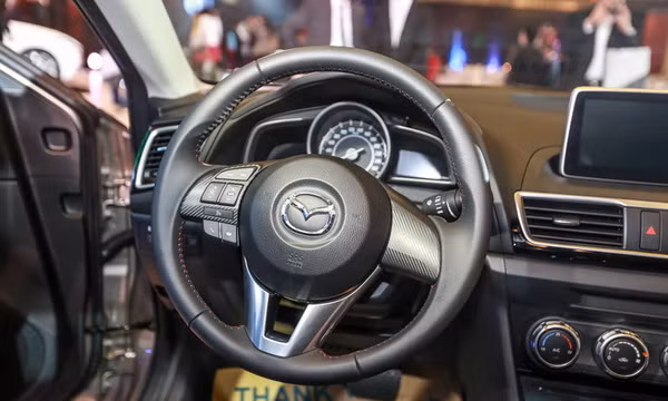 Vô lăng có tích hợp các nút chức năng giải trí, thoại rảnh tay, nhưng không có chức năng Cruise Contro