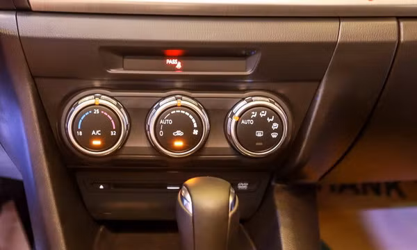 Bên dưới màn hình trung tâm là cụm điều hoà điều chỉnh tự động, bên dưới là khe đọc đĩa DVD