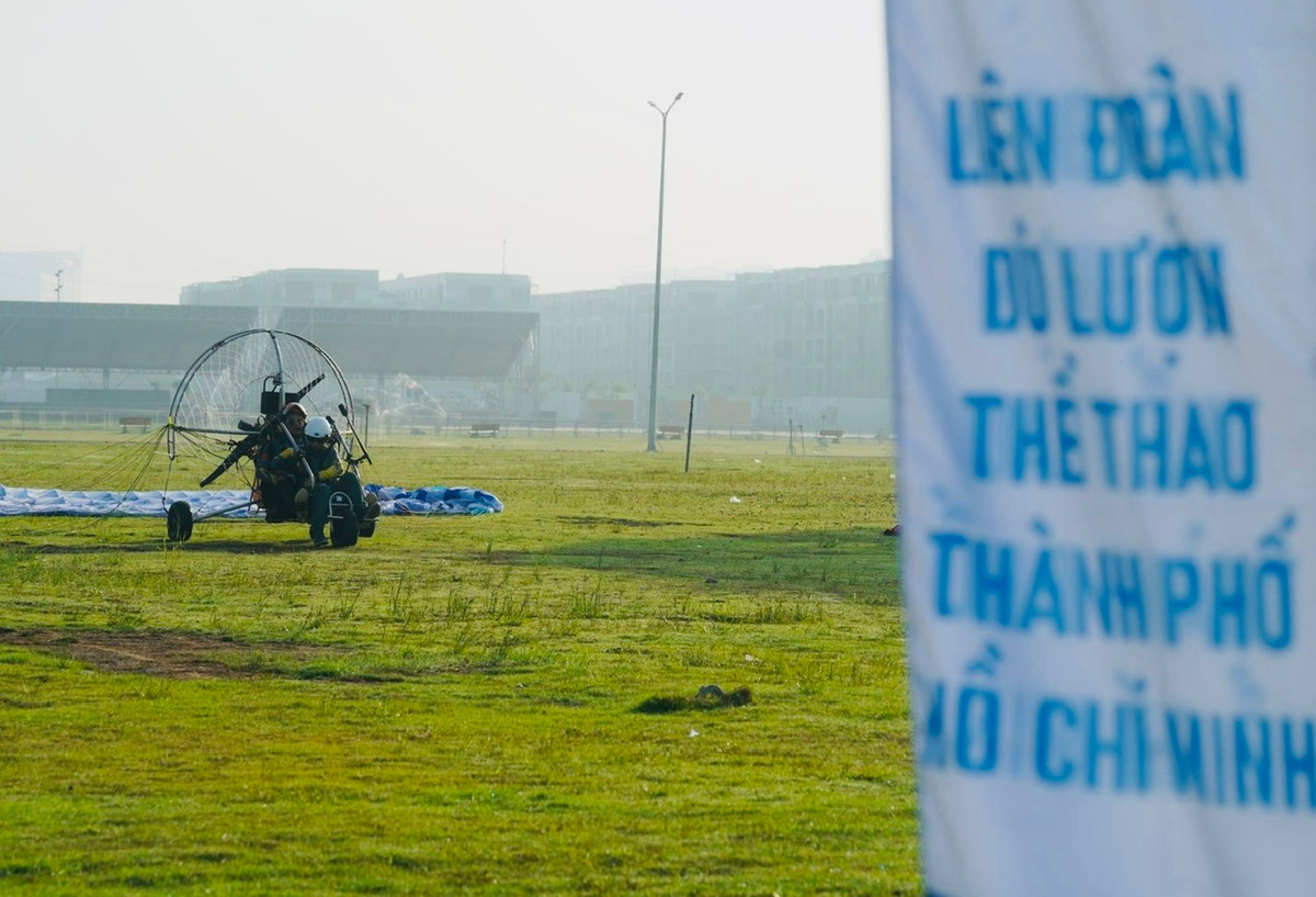 Trong ngày 9/12, có khoảng 10 dù lượn động cơ được sử dụng phục vụ du khách tham gia trải nghiệm bay. Đội bay này thuộc Liên đoàn dù lượn Thể thao TP Hồ Chí Minh.