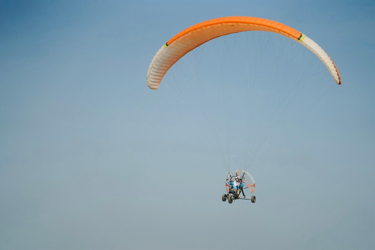 Để đảm bảo an toàn, các phi công khi bay sẽ được trang bị một số thiết bị điện tử như: GPS giúp dẫn đường và định vị, Vario (thiết bị dùng để xác định độ cao), Wind Meter (thiết bị đo vận tốc gió) cho phép biết chính xác tốc độ gió tại nơi cất cánh và bộ đàm để liên lạc, dù phụ…