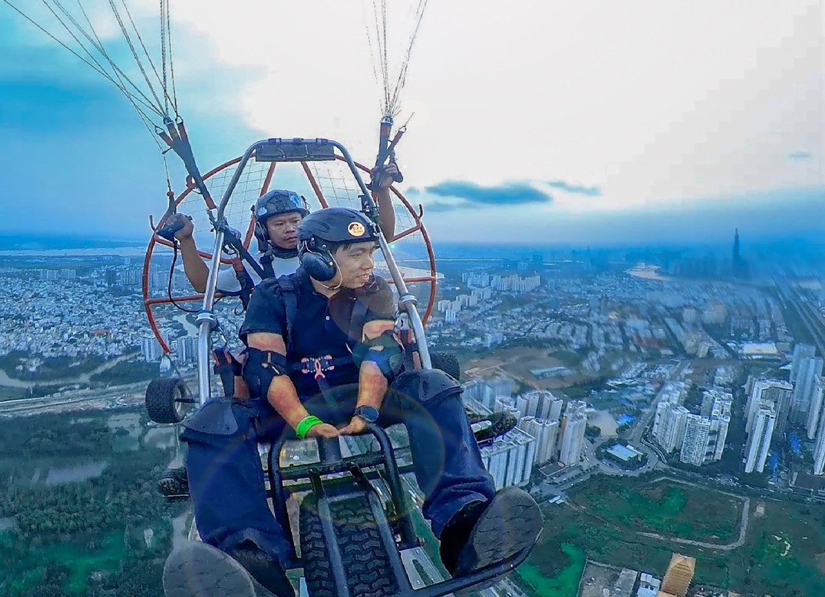 Mỗi du khách chỉ cần bỏ ra khoảng 2 triệu đồng là có thể thỏa sức ngắm TP Hồ Chí Minh từ trên cao. Theo các du khách sau khi trải nghiệm, giá mỗi lượt bay so với giá bay ở nước ngoài không cao, bên cạnh đó du khách còn được chụp ảnh miễn phí, tặng video khi bay... nên hứa hẹn sẽ thu hút nhiều bạn trẻ tham gia trải nghiệm.