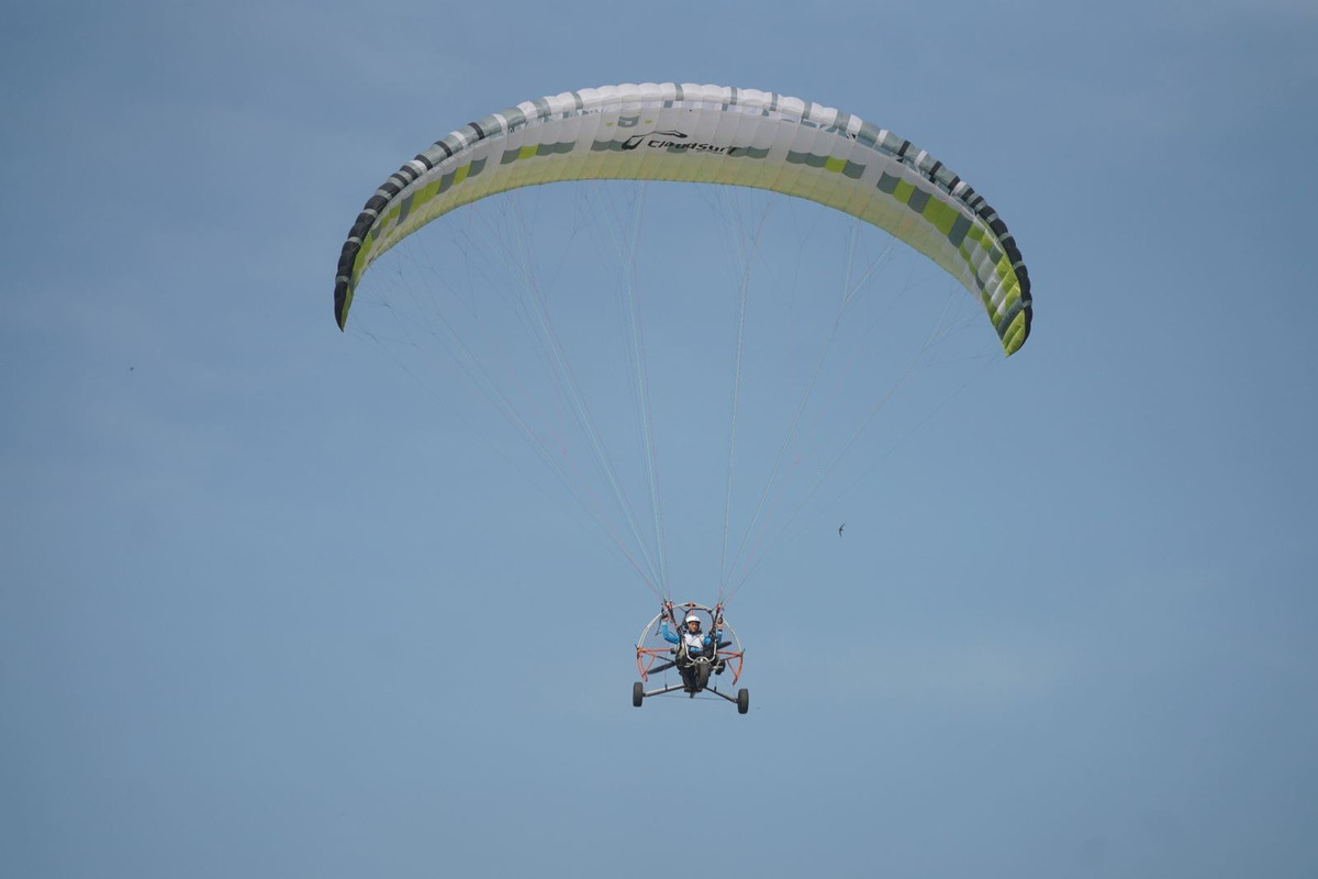 Đại diện đội bay CloudSurf cho biết, bộ môn thể thao dù lượn du nhập vào Việt Nam chưa lâu và xuất phát từ TP Hồ Chí Minh. Đây là loại hình thể thao đơn giản và dễ chơi nhất trong lĩnh vực thể thao hàng không phổ biến trên thế giới. Những yêu cầu của nó đặt ra cho người chơi không quá tốn kém về chi phí cũng như độ khó kỹ thuật, tuy nhiên, điều quan trọng nhất của môn dù lượn là phi công và du khách phải tuân thủ nghiêm ngặt các quy tắc về an toàn bay.