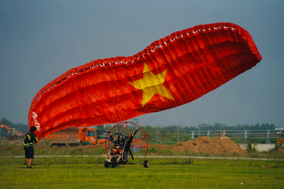 Sau thời gian trải nghiệm trên bầu trời, du khách sẽ được phi công hướng dẫn cùng hạ cánh an toàn.