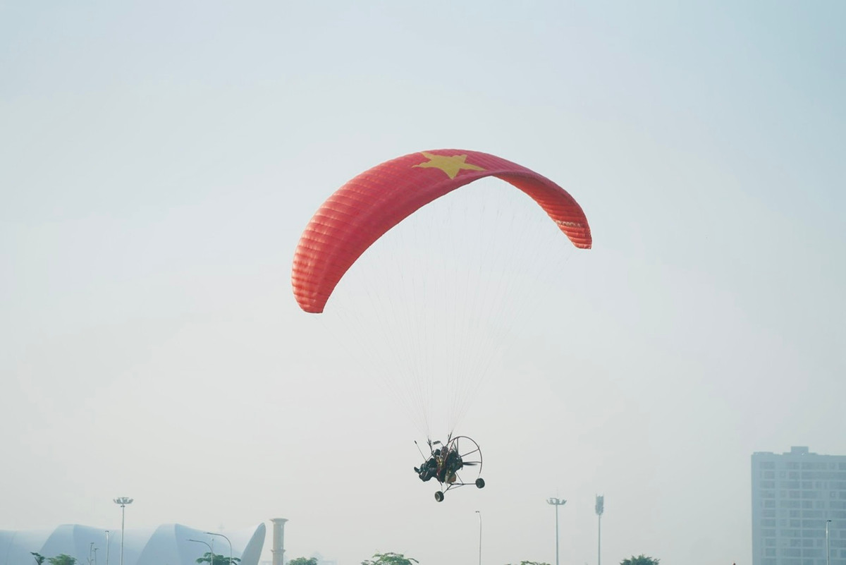 Chị Vũ Mai Thanh, ngụ ở Quận 3 cho biết: "Cảm giác chinh phục độ cao và bay trên bầu trời để ngắm toàn cảnh TP Hồ Chí Minh thật thích thú. Khi ở trên không trung bay lượn, mình có thể cảm nhận được không gian rộng lớn nhìn từ trên cao. Tất cả đều mang những màu sắc rất đẹp mà chỉ có ở trên cao mới có được".