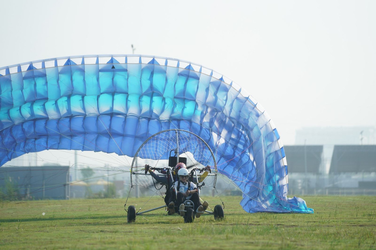 Đây là môn thể thao đòi hỏi sự phối hợp nhịp nhàng của nhiều thành viên nên chi phí cho mỗi chuyến bay cũng khá tốn kém. Giá mỗi chuyến bay khoảng 2 triệu đồng/người trở lên, tùy theo thời gian bay.