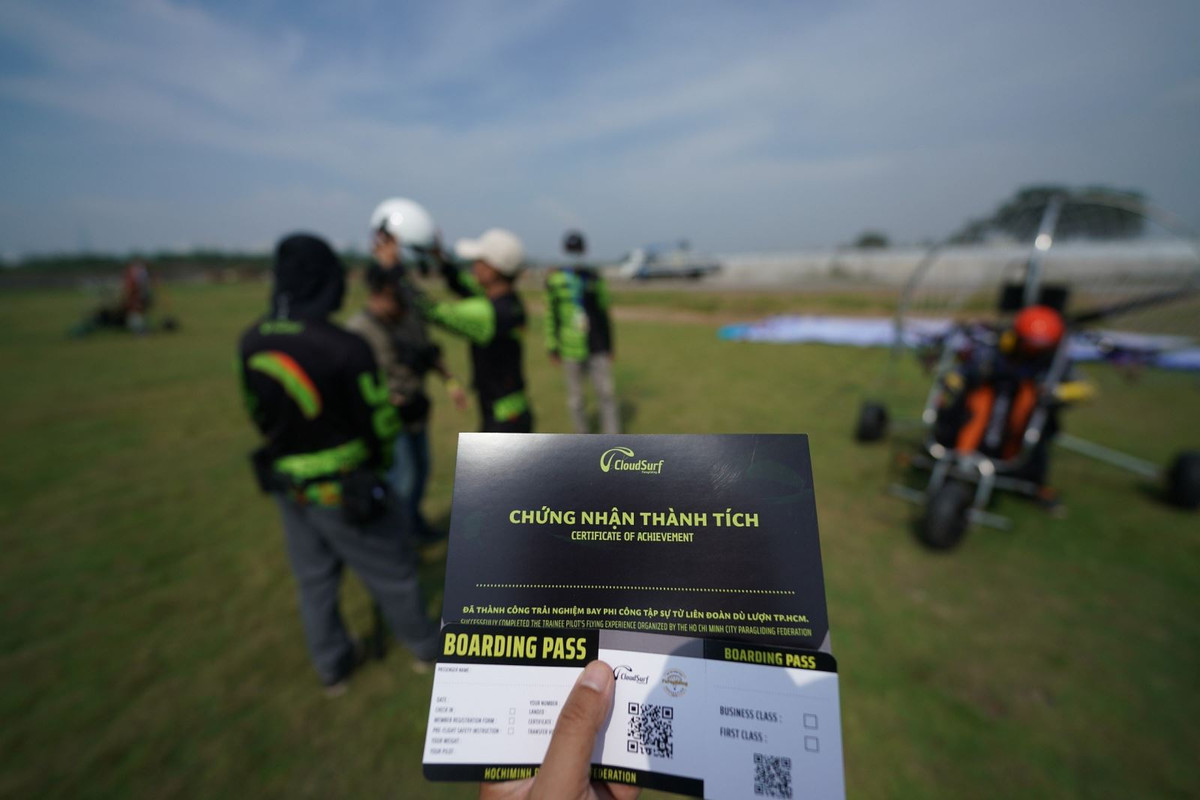 Du khách cđược chứng nhận hoàn thành chuyến bay trên bầu trời với dù lượn có động cơ tại TP Hồ Chí Minh.