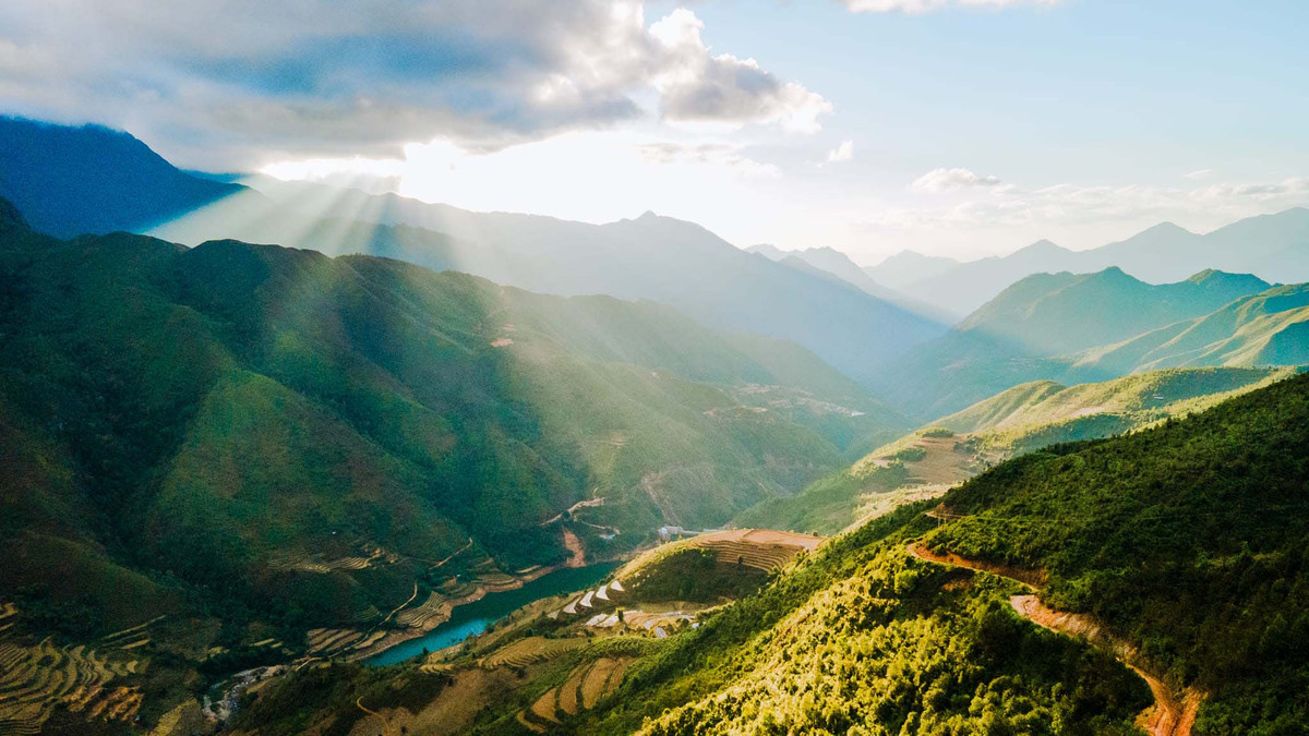 Đứng từ trên đồi, du khách phóng tầm nhìn toàn cảnh thung lũng bên dưới và ruộng bậc thang. Ảnh: Vũ Ngọc Thiện.