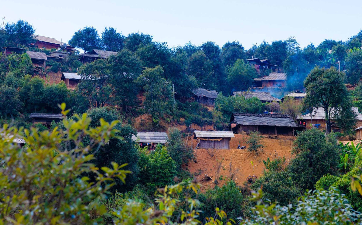 Những nếp nhà gỗ nằm bên sườn đồi. Ảnh: Vũ Ngọc Thiện.