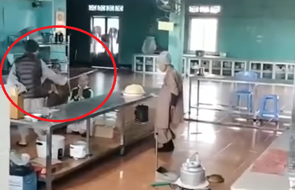 Hé lộ nguyên nhân khiến người phụ trách Thiền Viện Long Tượng đánh, chửi bới đệ tử - Hình 2 He lo nguyen nhan khien nguoi phu trach Thien Vien Long Tuong danh, chui boi de tu-Hinh-2