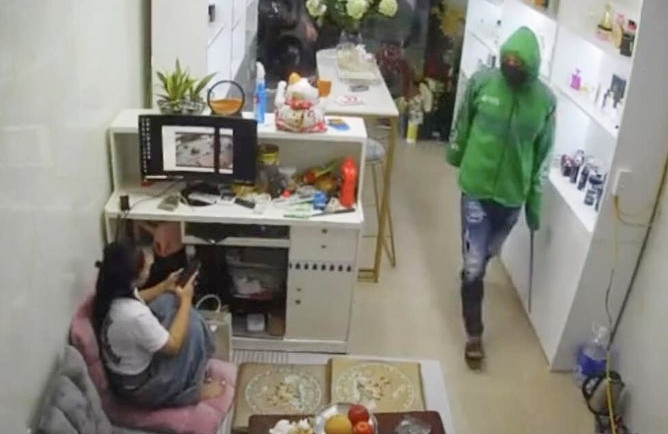 Truy tìm nhóm bịt mặt xông vào nhà chém cô gái ở Hà Nội Truy tim nhom bit mat xong vao nha chem co gai o Ha Noi