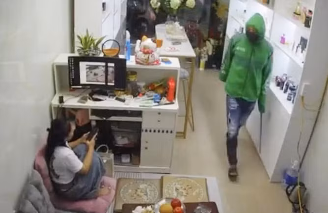 Truy tìm nhóm bịt mặt xông vào nhà chém cô gái ở Hà Nội Truy tim nhom bit mat xong vao nha chem co gai o Ha Noi