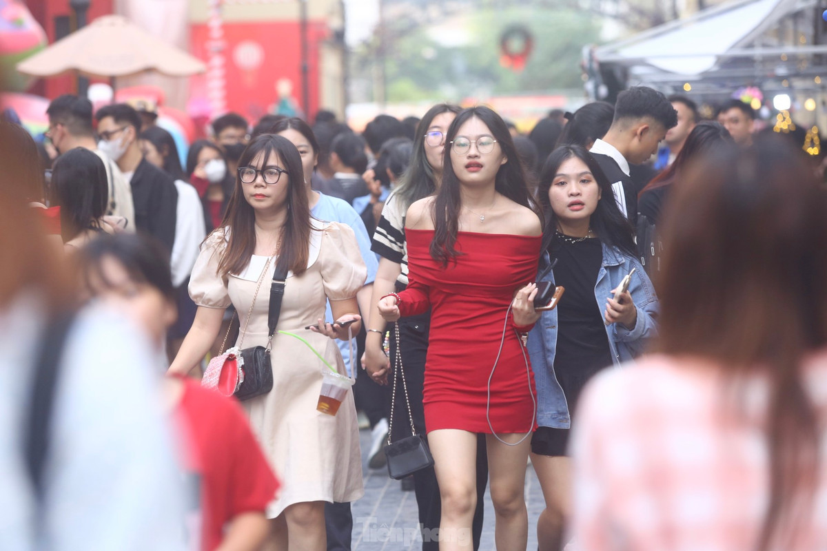 Thiếu nữ diện đồ lên phố đón Giáng sinh sớm.