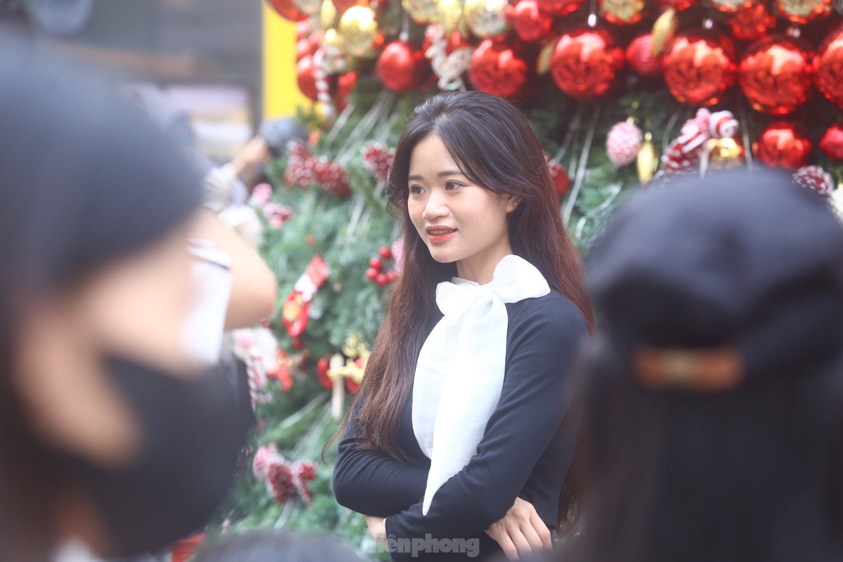 Thiếu nữ thả dáng dưới cây thông Noel.