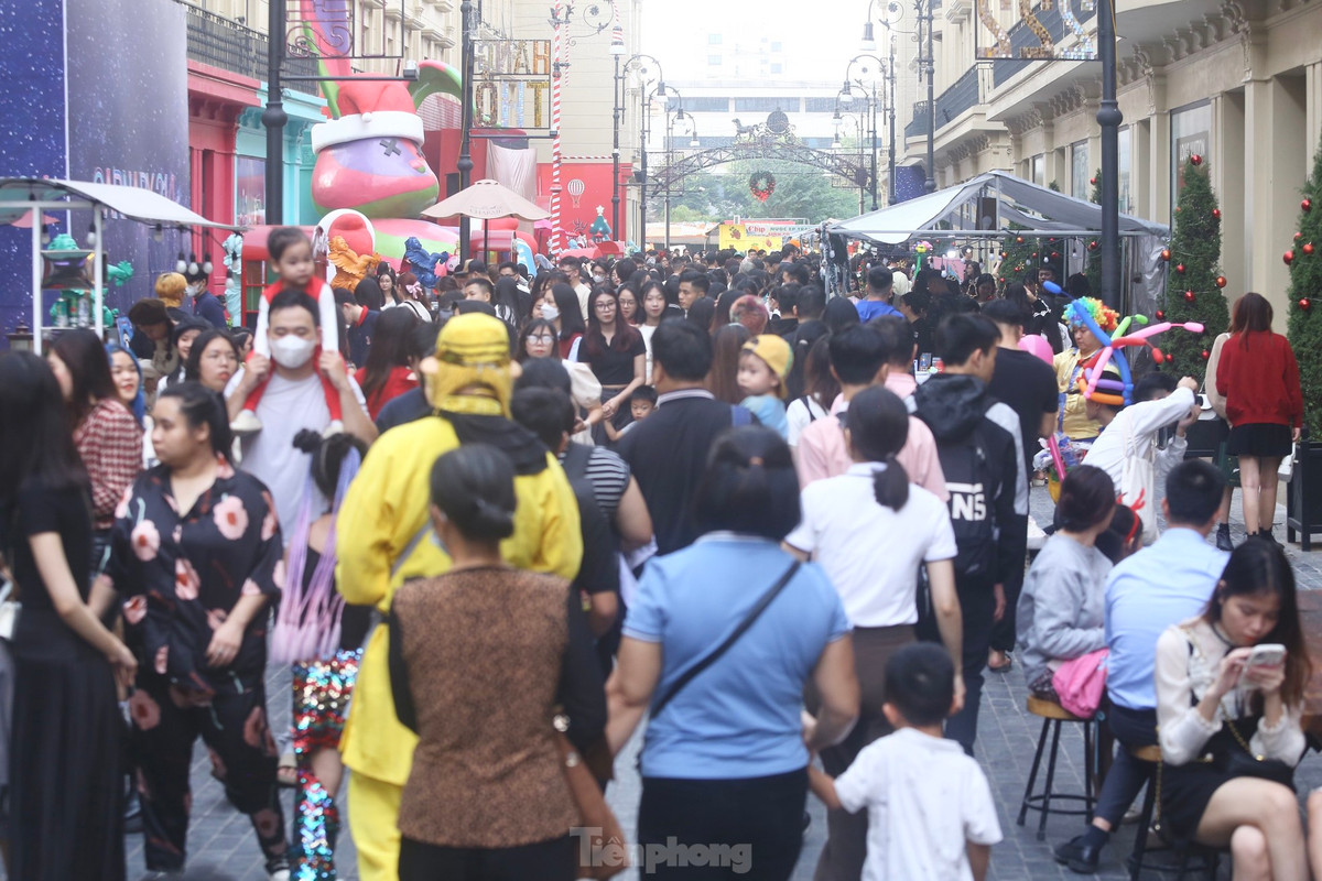 Càng về chiều tối, lượng người đến phố đi bộ càng đông.