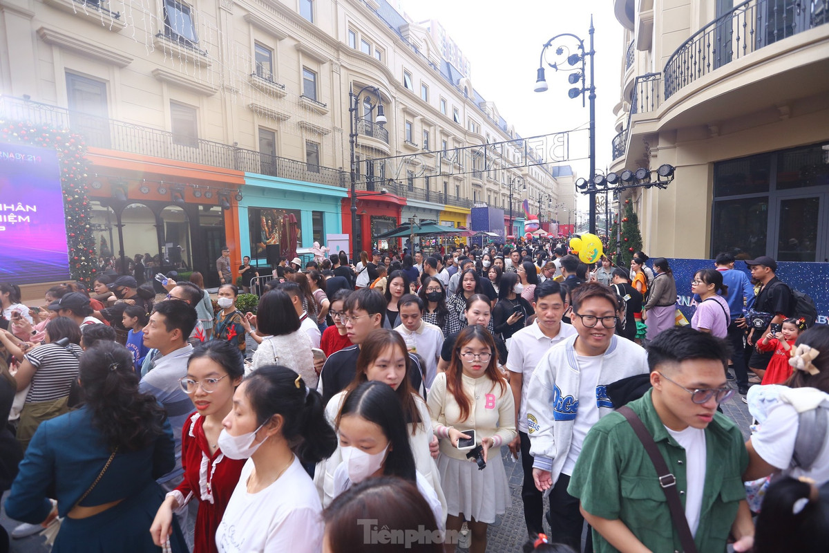 Khu vực ngã ba kín không còn chỗ đứng.