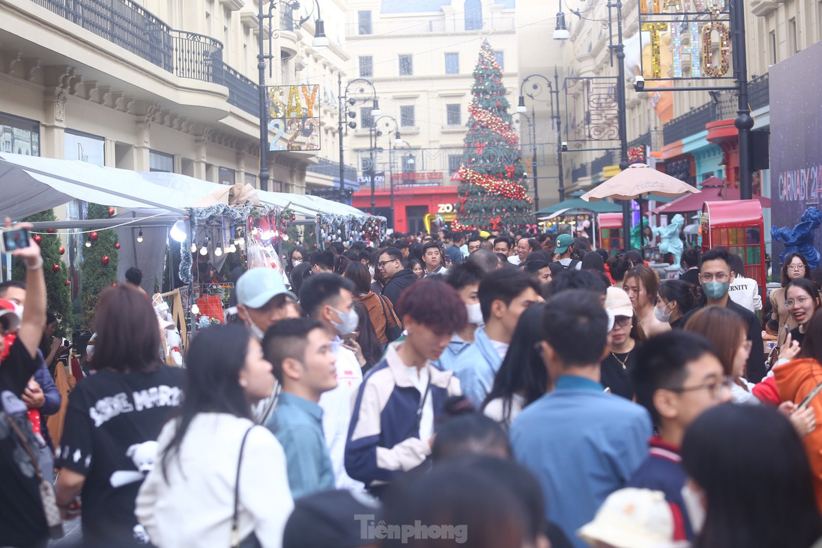 Mọi ngả đường tại phố đi bộ chật ních người.