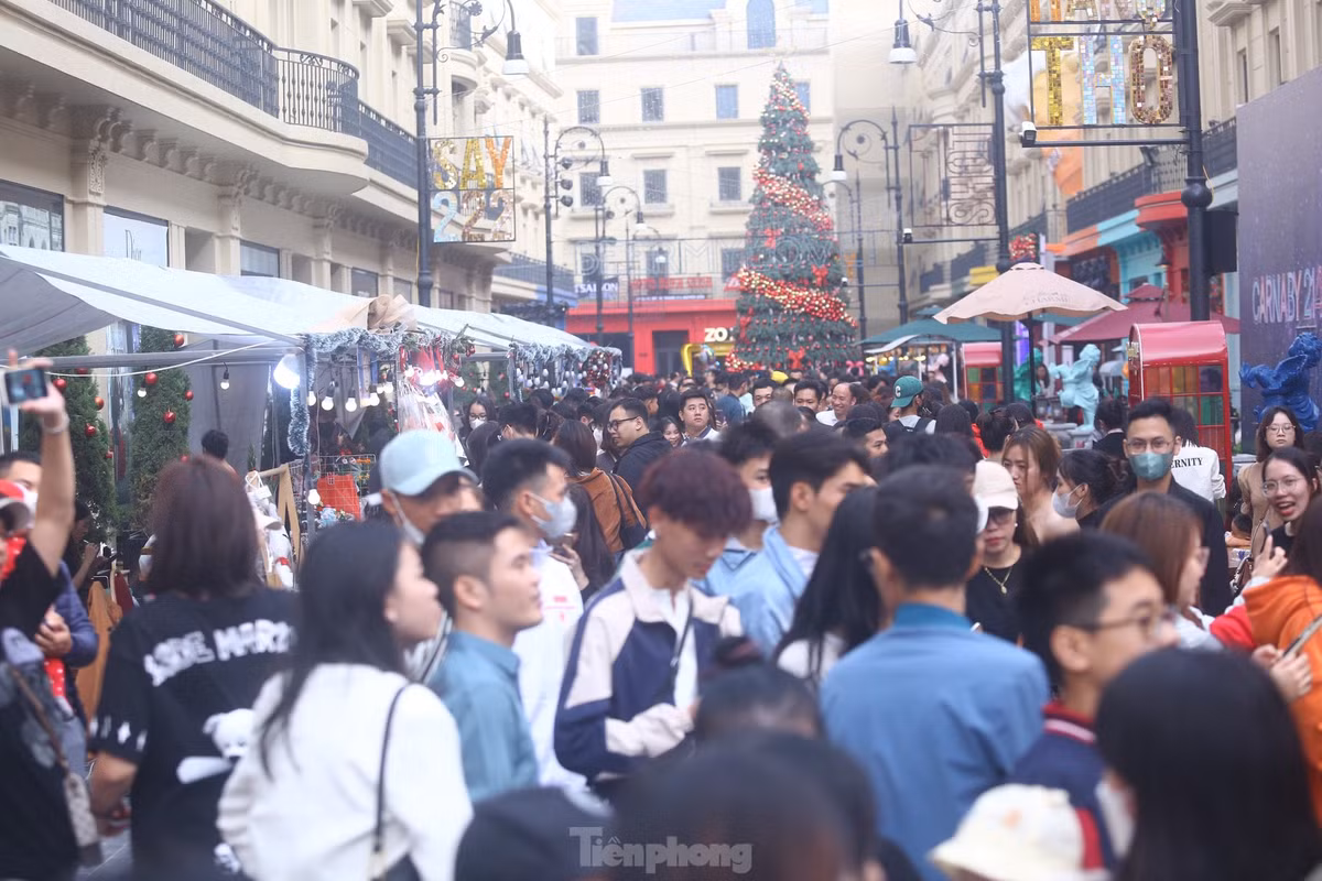 Mọi ngả đường tại phố đi bộ chật ních người.