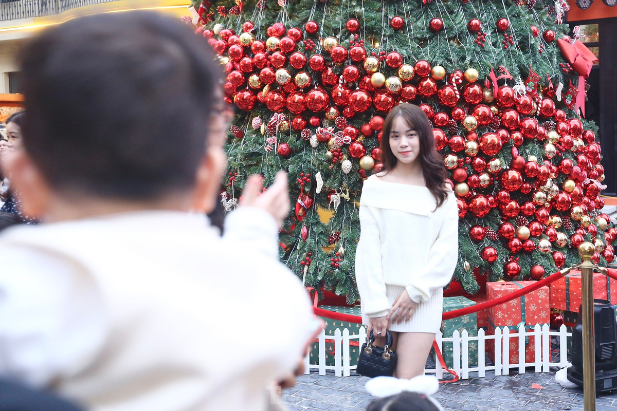 Khu phố đi bộ dài khoảng 200m tọa lạc tại ngõ 214 Nguyễn Xiển (quận Thanh Xuân, Hà Nội) được khai trương từ tháng 9/2023.