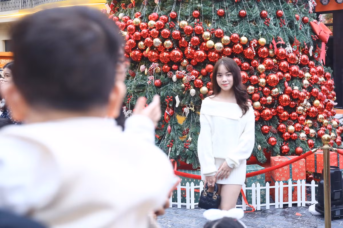 Khu phố đi bộ dài khoảng 200m tọa lạc tại ngõ 214 Nguyễn Xiển (quận Thanh Xuân, Hà Nội) được khai trương từ tháng 9/2023.