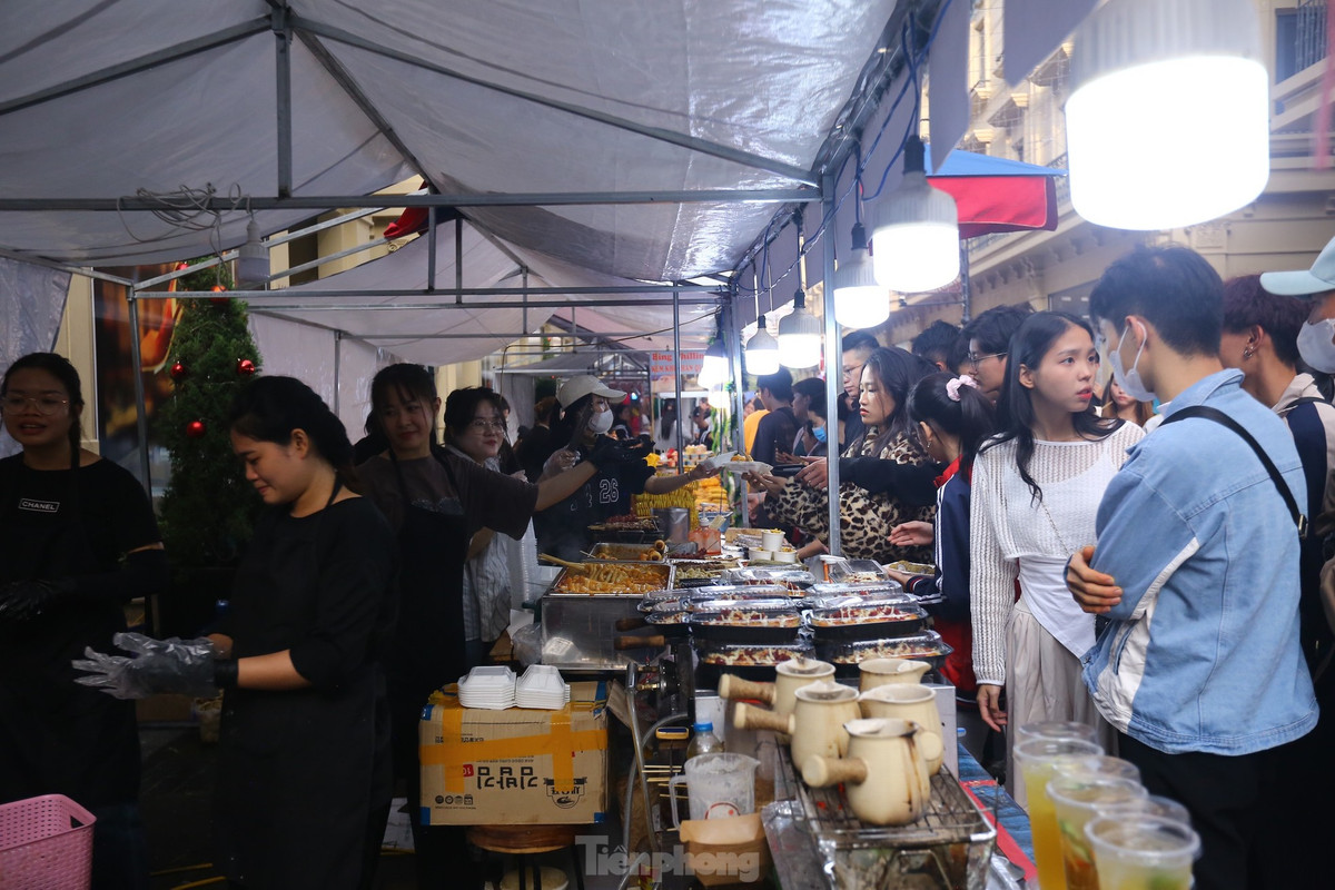 Khu vực ẩm thực rất đông khách.